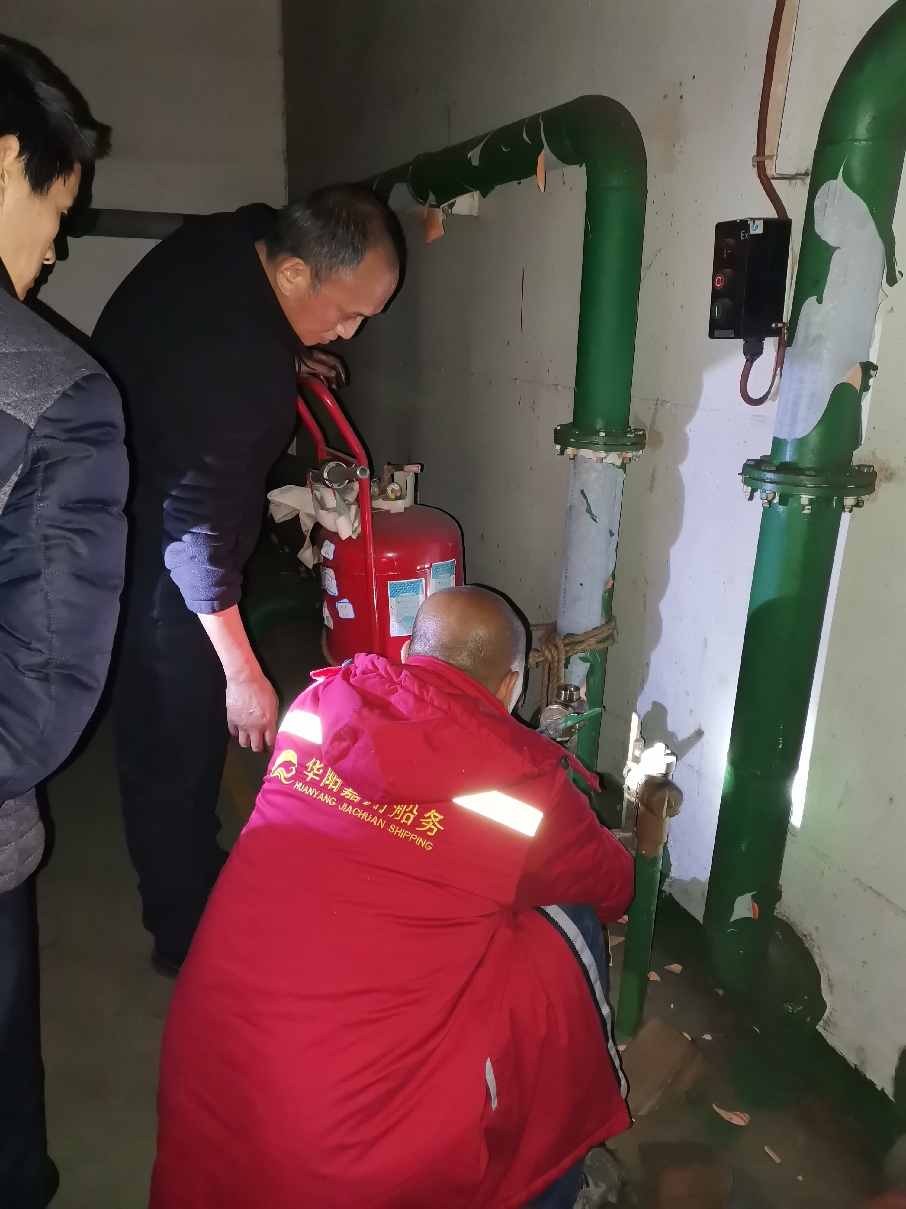 “华嘉6号轮”船长带头进行船舶检验维修工作